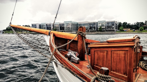 Schilderachtig uitzicht op een boot tegen een bewolkte lucht