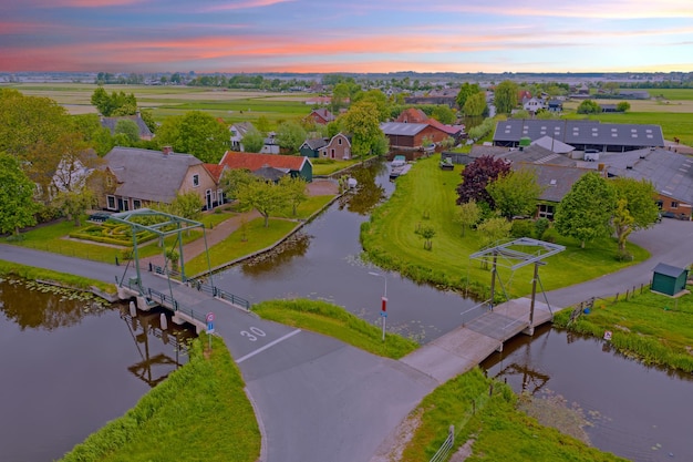 Schilderachtig uitzicht op een groen veld tegen de lucht