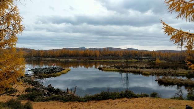 Schilderachtig uitzicht op een rustig meer tegen een bewolkte hemel in de herfst