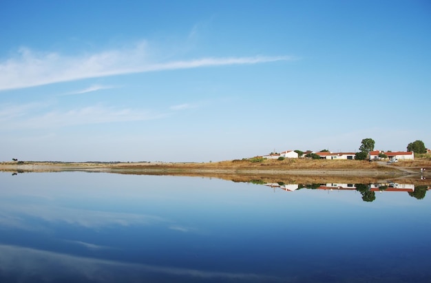 Schilderachtig uitzicht op een rustig meer tegen een blauwe hemel