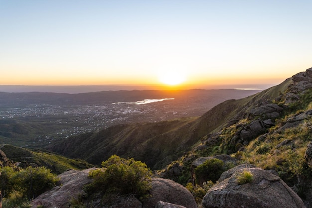 Schilderachtig uitzicht op een stad vanaf de berg bij zonsondergang in de Sierras de Cordoba, Argentinië