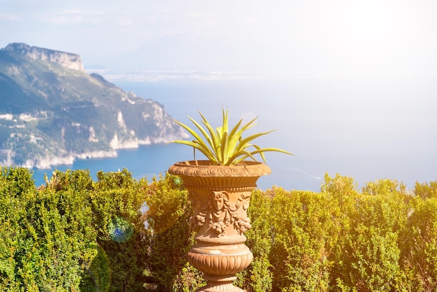 Schilderachtig uitzicht op een tuinterras in Ravello met uitzicht op de kust van Amalfi, Italië Panoramisch landschap