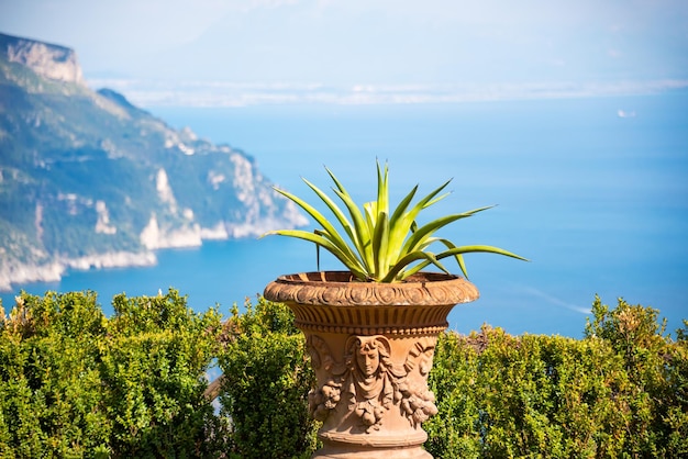 Schilderachtig uitzicht op een tuinterras in Ravello met uitzicht op de kust van Amalfi, Italië Panoramisch landschap