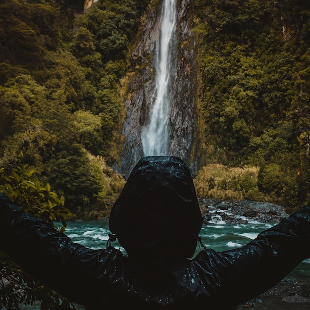 Schilderachtig uitzicht op een waterval in het bos