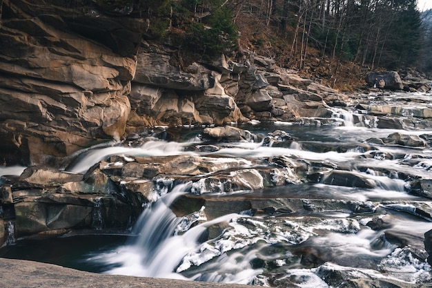 Foto schilderachtig uitzicht op een waterval in het bos