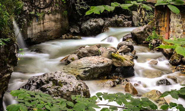 Schilderachtig uitzicht op een waterval in het bos