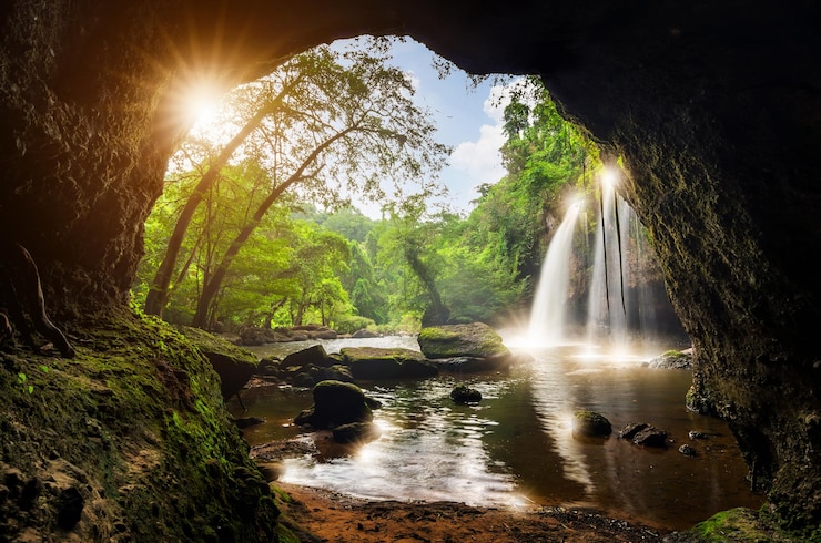 Foto schilderachtig uitzicht op een waterval tegen bomen in het bos