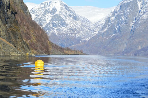 Foto schilderachtig uitzicht op fjord en bergen tegen een blauwe hemel