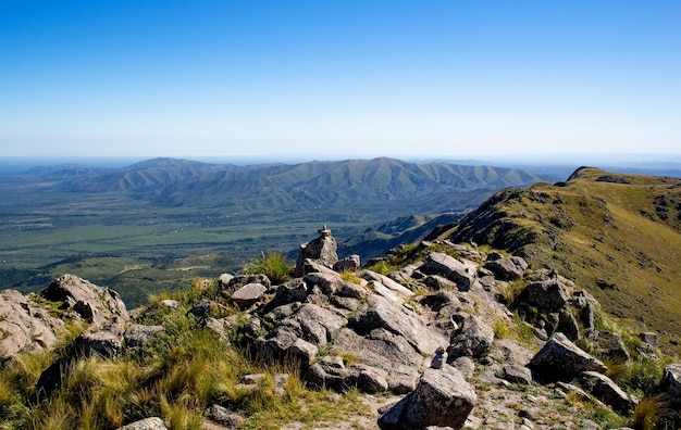 Schilderachtig uitzicht op groene bergen en vallei tegen de skyline in Sierras de Cordoba, Argentinië