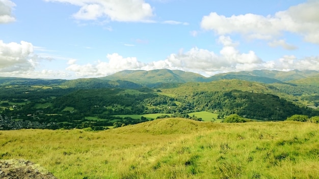 Schilderachtig uitzicht op groene bergen tegen de lucht in het Engelse Lake District