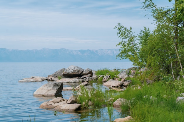 Schilderachtig uitzicht op het Baikalmeer in Zuid-Siberië, Rusland. Baikal meer zomer landschapsmening.