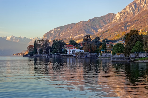 Schilderachtig uitzicht op het Comomeer vanaf Mandello del Lario