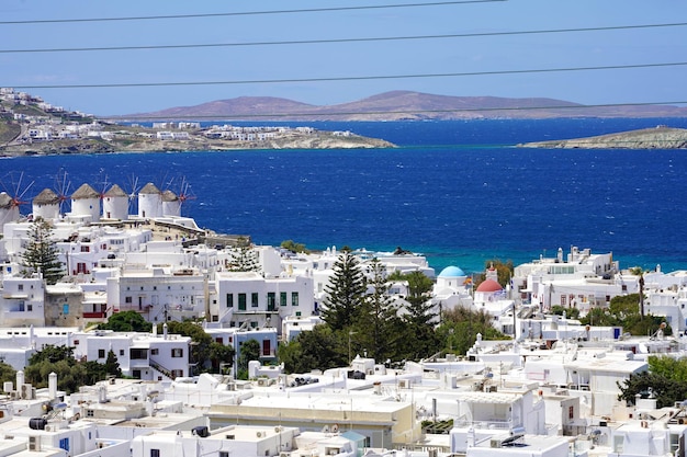 Schilderachtig uitzicht op het eiland Mykonos met witgekalkte huizen en windmolens tegen de blauwe Middellandse Zee Griekenland