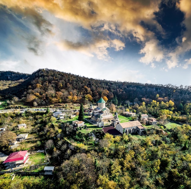 Schilderachtig uitzicht op het gelati-klooster op een heldere zomerdag in Georgië