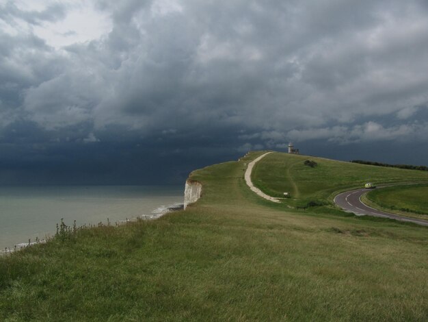 Foto schilderachtig uitzicht op het groene landschap tegen de lucht