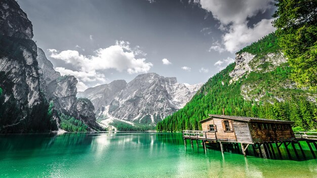 Schilderachtig uitzicht op het lago di braies en de bergen tegen de lucht