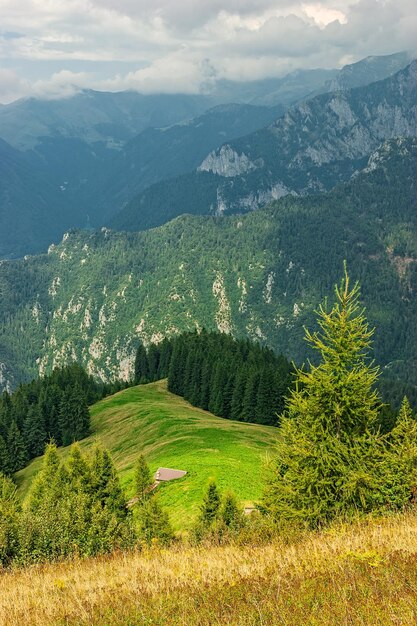 Foto schilderachtig uitzicht op het landschap en de bergen tegen de lucht