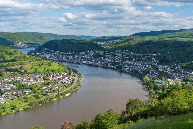 Foto schilderachtig uitzicht op het landschap en de rivier tegen de lucht