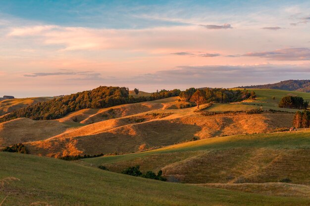 Foto schilderachtig uitzicht op het landschap tegen de hemel tijdens de zonsondergang