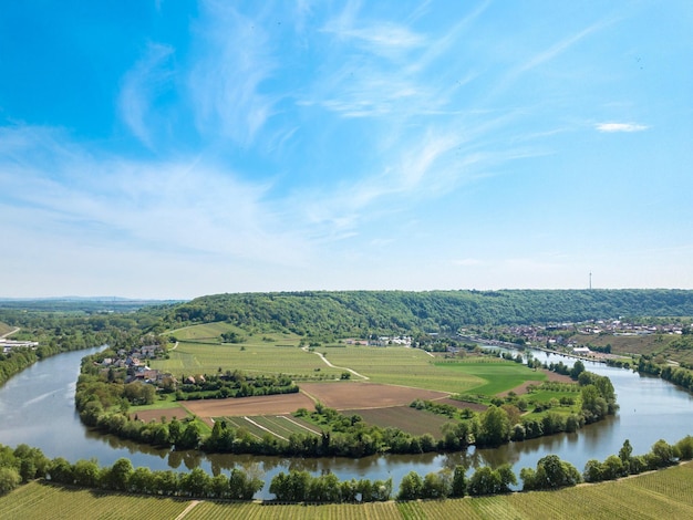 Schilderachtig uitzicht op het landschap tegen de hemel tijdens een zonnige dag