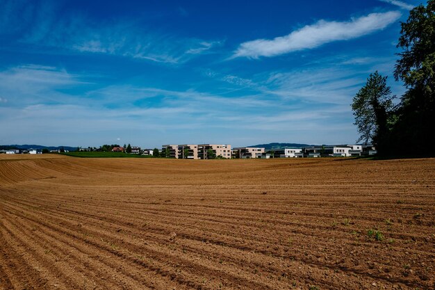 Schilderachtig uitzicht op het landschap tegen een bewolkte hemel