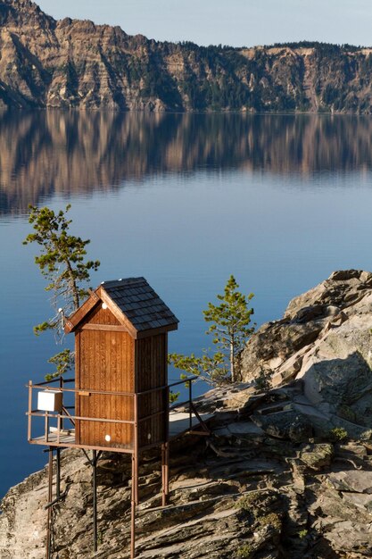 Foto schilderachtig uitzicht op het meer bij de berg tegen de lucht