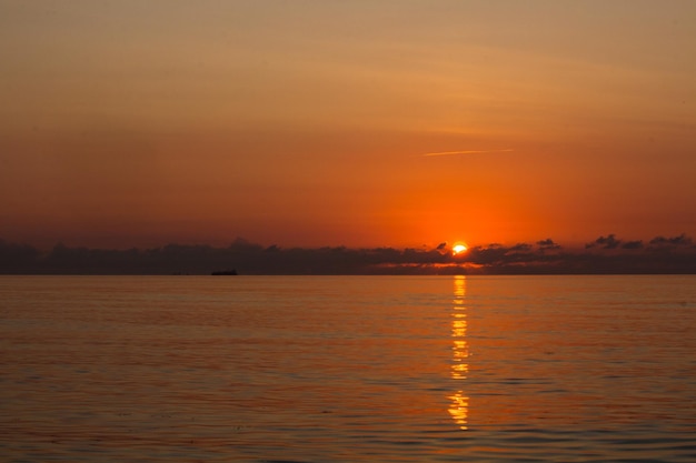 Schilderachtig uitzicht op het meer bij zonsondergang