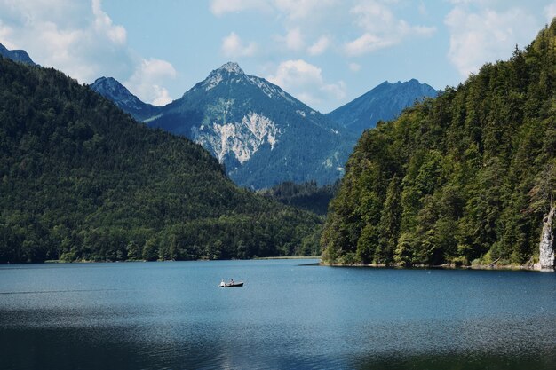 Foto schilderachtig uitzicht op het meer door bergen tegen de hemel