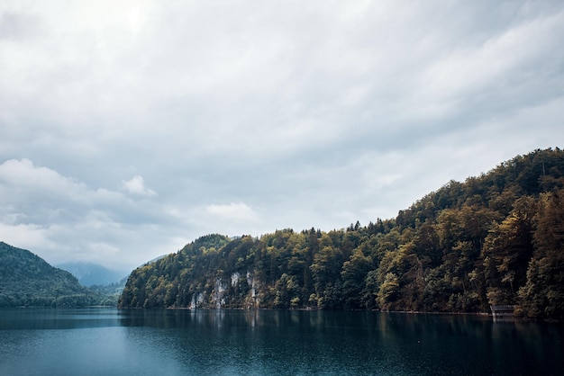 Foto schilderachtig uitzicht op het meer door bomen tegen de lucht
