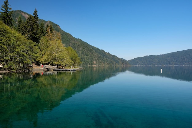 Foto schilderachtig uitzicht op het meer en de bergen tegen een heldere blauwe lucht