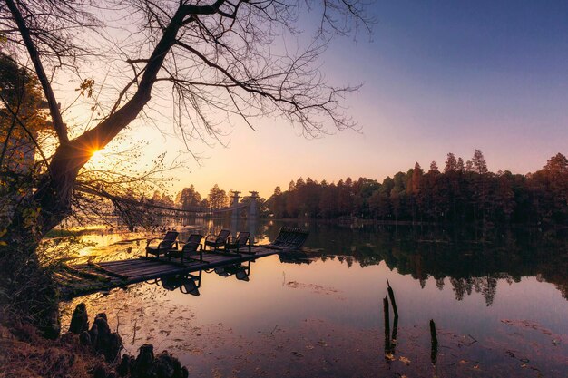 Foto schilderachtig uitzicht op het meer tegen de hemel bij zonsondergang