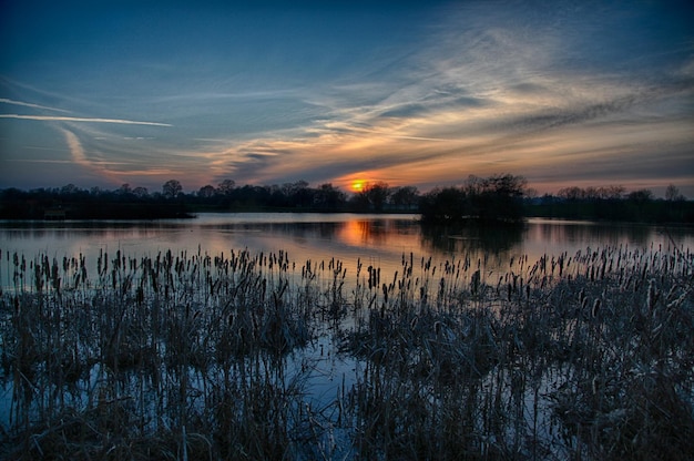 Foto schilderachtig uitzicht op het meer tegen de hemel bij zonsondergang