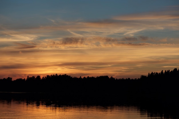 Schilderachtig uitzicht op het meer tegen de hemel bij zonsondergang