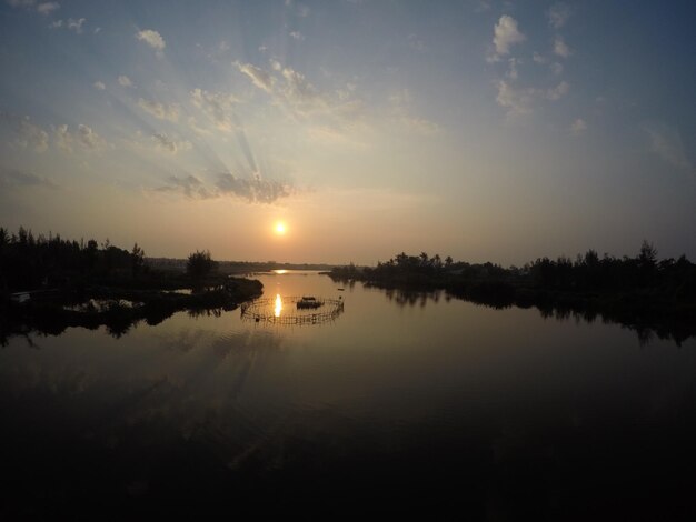Schilderachtig uitzicht op het meer tegen de hemel bij zonsondergang