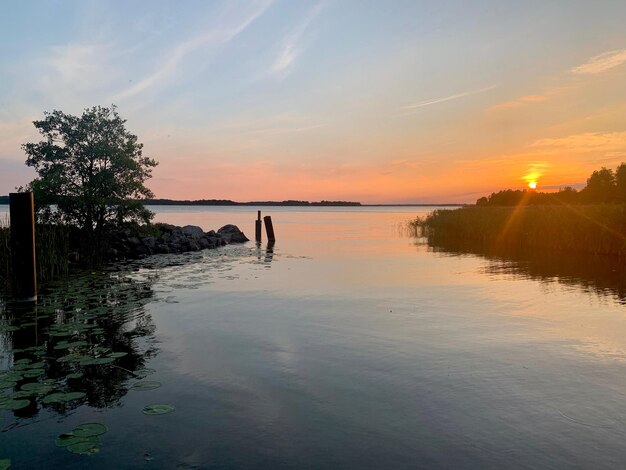 Foto schilderachtig uitzicht op het meer tegen de hemel bij zonsondergang