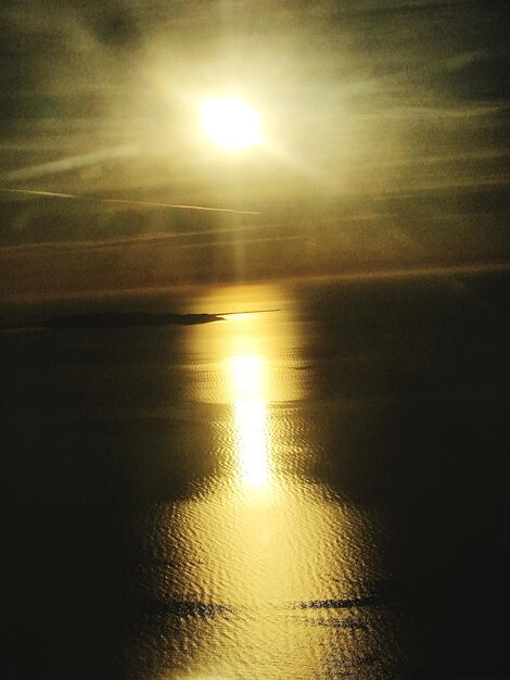 Foto schilderachtig uitzicht op het meer tegen de hemel bij zonsondergang