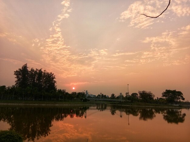 Foto schilderachtig uitzicht op het meer tegen de hemel bij zonsondergang