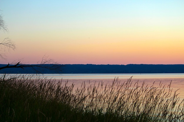 Foto schilderachtig uitzicht op het meer tegen de hemel bij zonsondergang