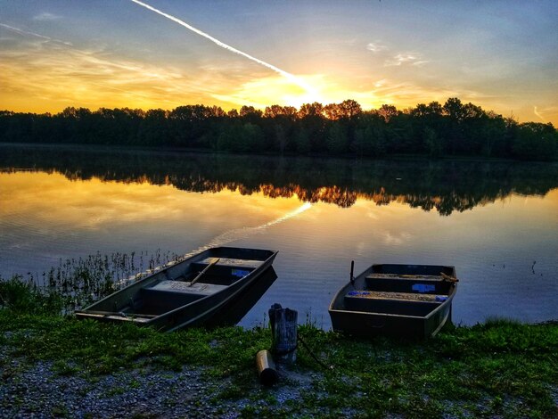 Schilderachtig uitzicht op het meer tegen de hemel bij zonsondergang