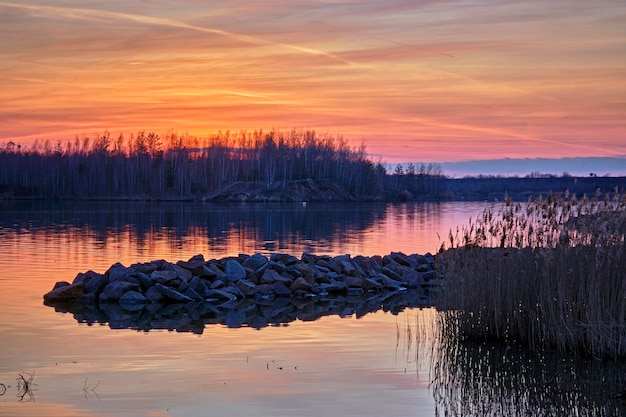 Schilderachtig uitzicht op het meer tegen de hemel tijdens de zonsondergang