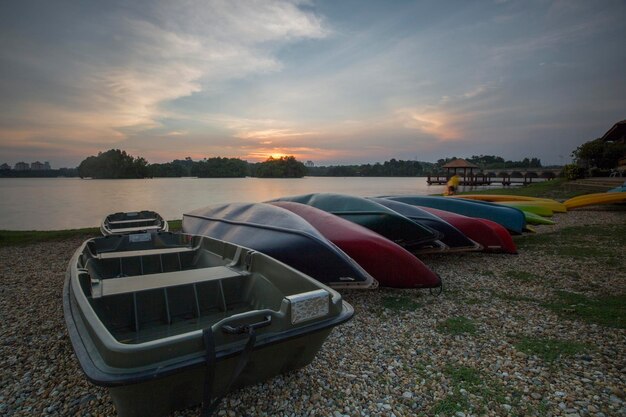 Foto schilderachtig uitzicht op het meer tegen de hemel tijdens de zonsondergang