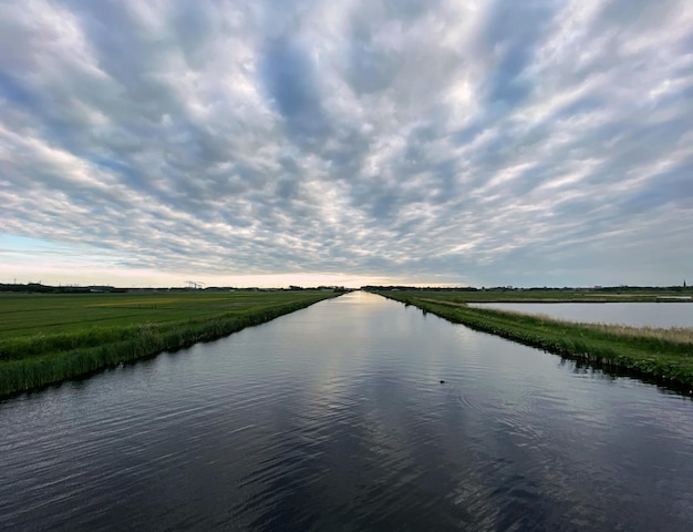 Foto schilderachtig uitzicht op het meer tegen de lucht