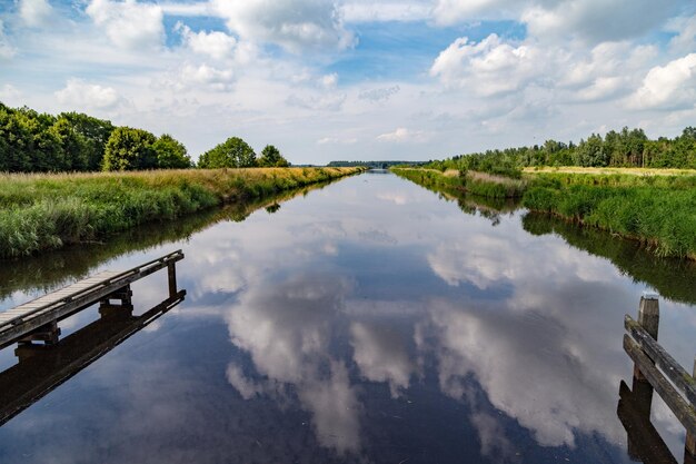 Foto schilderachtig uitzicht op het meer tegen de lucht