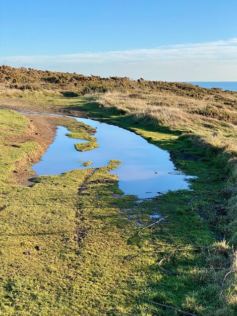 Foto schilderachtig uitzicht op het meer tegen de lucht