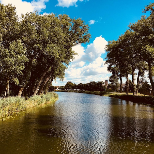 Foto schilderachtig uitzicht op het meer tegen de lucht