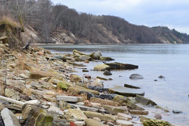 Foto schilderachtig uitzicht op het meer tegen de lucht