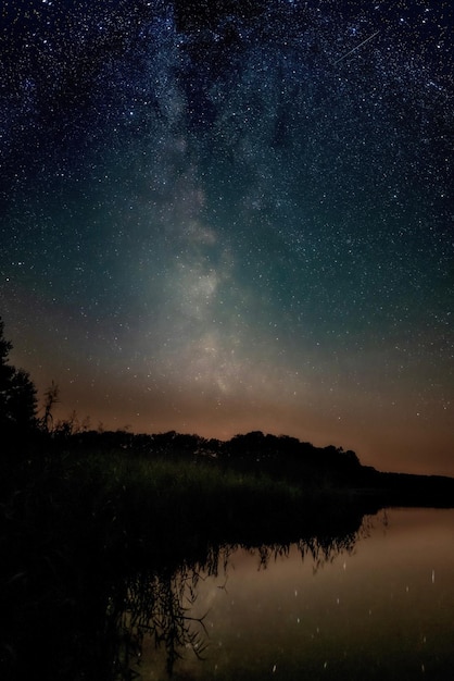 Foto schilderachtig uitzicht op het meer tegen de nachtelijke lucht