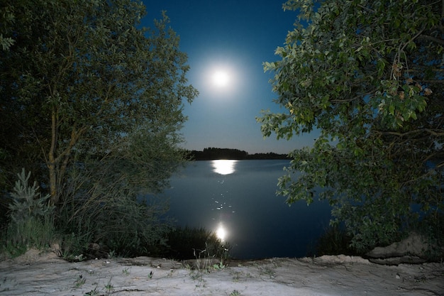 Foto schilderachtig uitzicht op het meer tegen de nachtelijke lucht