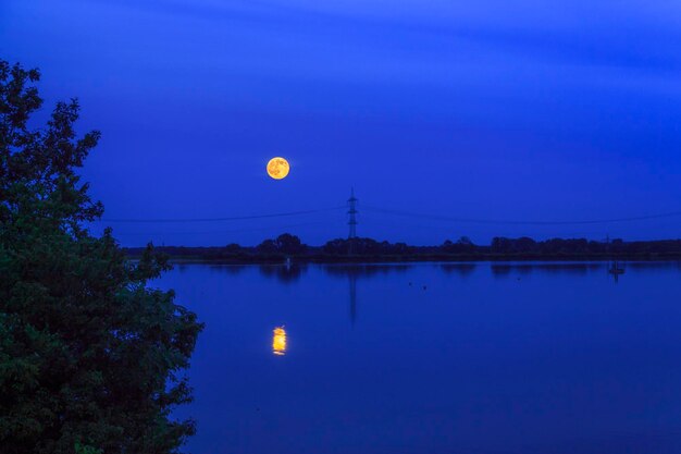 Foto schilderachtig uitzicht op het meer tegen de nachtelijke lucht