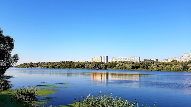 Schilderachtig uitzicht op het meer tegen een heldere blauwe lucht